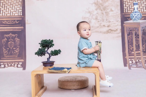 温岭宝宝边吃奶边挣扎烦躁